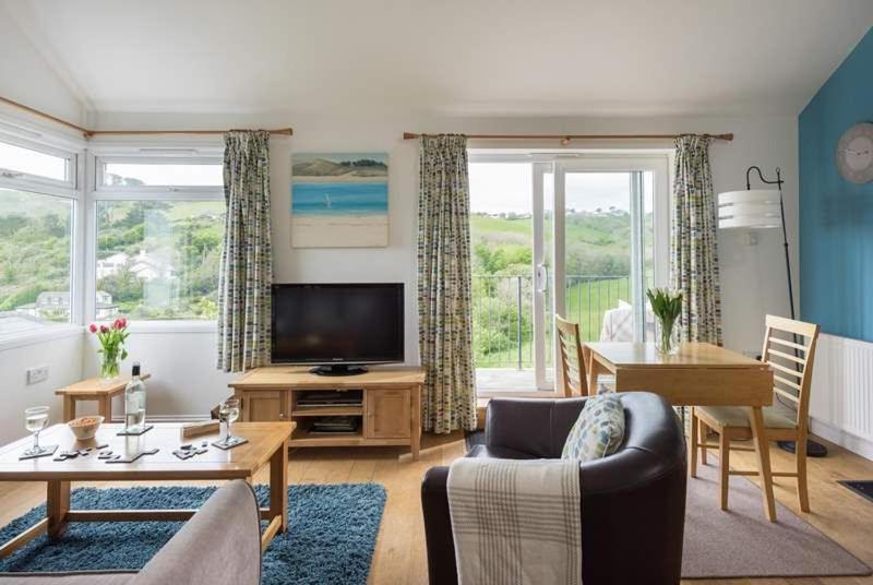 Cosy Beachfront Retreat With Stunning Sea Views & Free Access To A Local Indoor Pool Talland Exterior foto